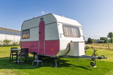 Bahçedeki küçük Retro karavan parkı