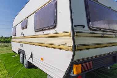 Bahçedeki küçük Retro karavan parkı