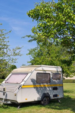 Bahçedeki küçük Retro karavan parkı