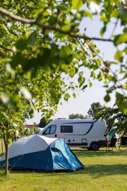 Kamp alanında, lezzetli kırmızı kiraz meyveleri arasında.