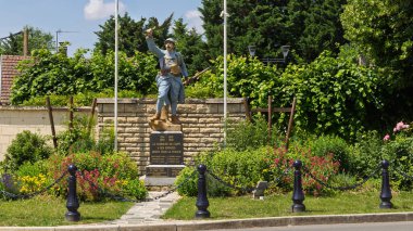 1. Dünya Savaşı ve 2. Dünya Savaşı sırasında Fransa 'nın Cappy köyündeki Somme boyunca ölen tüm Fransız askerlerinin anısına.