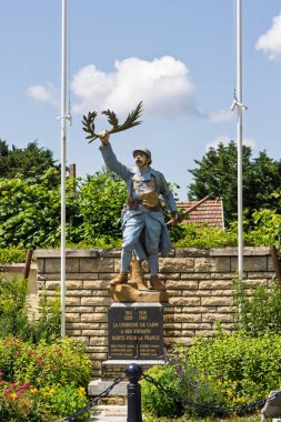 1. Dünya Savaşı ve 2. Dünya Savaşı sırasında Fransa 'nın Cappy köyündeki Somme boyunca ölen tüm Fransız askerlerinin anısına.