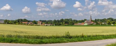 Kuzey Fransa 'da Bray-sur-Somme köyü yakınlarındaki Somme nehir vadisi