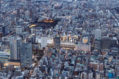 Alacakaranlık sırasında Tokyo 'daki Sakura Skytree Kulesi' nden kuşbakışı. 634 metrelik dünyanın en yüksek kulelerinden biri..