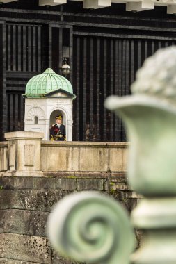 Tokyo, Japonya - 15 Mart 2025: Japonya 'da Kokyo parkındaki Fukiage Omiya Sarayı' na giden köprüde nöbet tutan muhafızlar