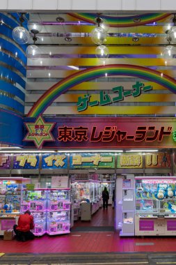 Tokyo, Japonya - 15 Mart 2025: Tokyo, Japonya 'da Japon Gashapon ile aydınlatılmış dükkanlarla dolu Akihabara Elektrik Bölgesi. Gachapon kapsüllü oyuncaklar dağıtan satış makineleridir..