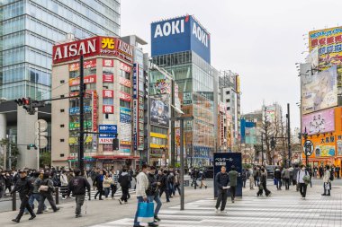 Tokyo, Japonya - 15 Mart 2025: Japonya 'nın Tokio kentindeki Akihabara Elektrik Bölgesi' nde yoğun geçiş
