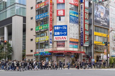 Tokyo, Japonya - 15 Mart 2025: Japonya 'nın Tokio kentindeki Akihabara Elektrik Bölgesi' nde yoğun geçiş