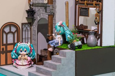 Tokyo, Japonya - 15 Mart 2025: Hatsune Miku bebekleri diyoramada sunuldu. Bu diyoramalar, Instagram 'da kendi oyuncak bebeğinizle fotoğraf çekebileceğiniz dükkanlarda mevcut..
