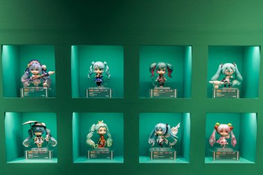 Tokyo, Japonya - 15 Mart 2025: Tokyo, Japonya 'da bir mağazada Hatsune Miku' nun farklı tasarımları sergilendi. Bu bebekler Japonya 'daki gençler arasında çok popülerdir..