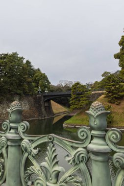 Tokio, Japonya 'daki Kokyo parkındaki Fukiage Omiya Sarayı' nda süslü bakır köprü.