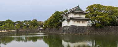 Japonya 'nın Tokio kentindeki Kokyo parkındaki Fukiage Omiya Sarayı' nın saray duvarı ve kanalı