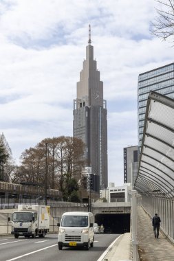 Tokyo, Japonya - 14 Mart 2025: Sendagaya, Shibuya, Tokyo, Japonya 'da NTT Docomo Yoyogi skycraper