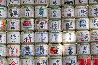 Tokyo, Japonya - 14 Mart 2025: Her yıl Meiji Jingu Shibuya 'da İmparator Meiji' nin ruhlarına, Tokyo Janpa 'da Tokyo' ya saygılarını sunan saman fıçıları