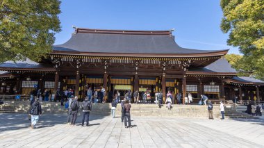Tokyo, Japonya - 14 Mart 2025: Shibuya Tokyo 'daki Meiji Jingu tapınağının merkez meydanı