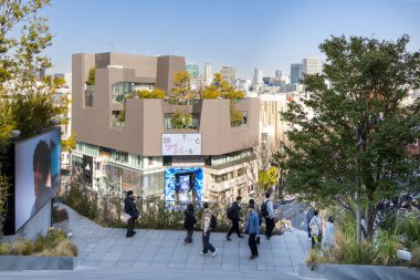 Tokyo, Japonya - 14 Mart 2025: Tokyo Harakado 'dan Omotesando Modern Mimarlık Müzesi' ne yeşil çatı ağaçları ve Tokyo, Japonya 'da manzaralı bir manzara.