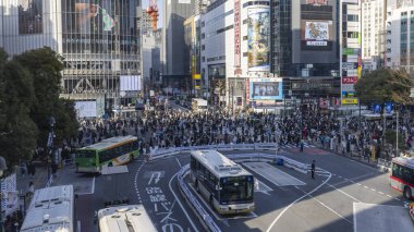 Tokyo, Japonya - 14 Mart 2025: Shibuya 'nın Tokyo' daki en işlek ve kaotik geçişi Arial Virajı
