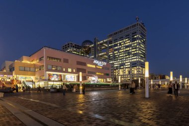Tokyo, Japonya - 14 Mart 2025: Odaiba 'daki Aqua şehir alışveriş merkezi, Kuzey Tokyo, Japonya