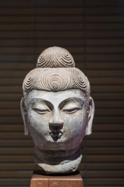 Tokyo, Japonya - 16 Mart 2025 Tokyo Ulusal Müzesi 'nde sergilenen güzel bir Buda kafası heykeli