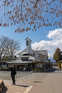 Obuse, Japonya - 18 Mart 2025: Japonya 'nın Nagano bölgesindeki Obuse kentindeki merkez kare ve restoranla şehir manzarası