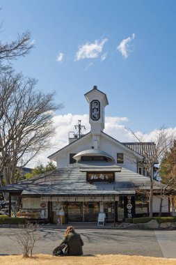 Obuse, Japonya - 18 Mart 2025: Japonya 'nın Nagano bölgesindeki Obuse kentindeki merkez kare ve restoranla şehir manzarası