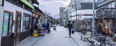 Matsumoto, Japonya - 19 Mart 2025: Japonya 'da kışın Nawate Alışveriş Sokağı manzaralı şehir manzarası, Japonya' da Nagano ili