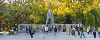 Hiroşima, Japonya - 20 Mart 2025 Hiroşima 'daki Çocuk Barış Anıtı manzarası Japonya' daki Hiroşima Barış Anıtı