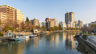 Hiroşima, Japonya - 20 Mart 2025 Hiroşima Motoyasu nehrinin manzarası ve Hiroşima 'daki atom bombası kubbesi