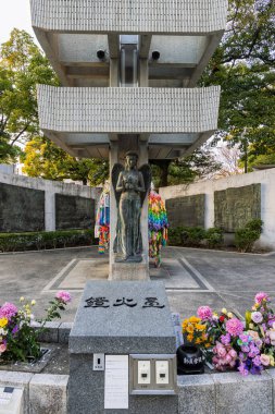 Hiroşima, Japonya - 20 Mart 2025 Japonya 'daki Hiroşima' daki Hareketli Öğrenciler İçin Anma Kulesi