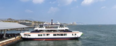 Miyajima, Japonya - 21 Mart 2025: Feribot Japon denizinden geçerek Hatsukaichi, Japonya 'daki Miyajima adasına