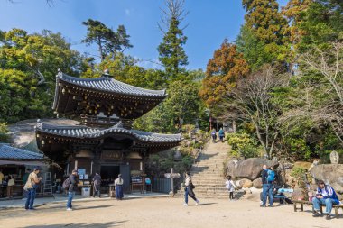 Miyajima, Japonya - 21 Mart 2025: Budist tapınağı Daishoin Misen Dağı boyunca yürüme yolu boyunca Miyajima Hatsukaichi, Japonya