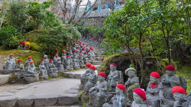 Buda, Buda Tapınağı 'nın bahçesinde kırmızı şapkalı bir Buda Takifudo Adası Miyajima Hatsukaichi, Japonya