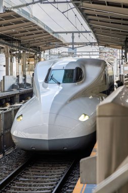 Shinkansen yüksek hızlı tren Japonya 'daki Nagoya istasyonuna giriyor.