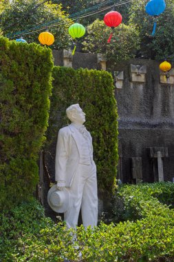 Nagasaki, Japonya - 23 Mart 2025: Giacomo Puccini 'nin güzel heykeli ünlü İtalyan besteci Glover bahçesinde yemyeşil ile çevrili, Japonya' nın Nagasaki yamacındaki Minamiyamate yamacında