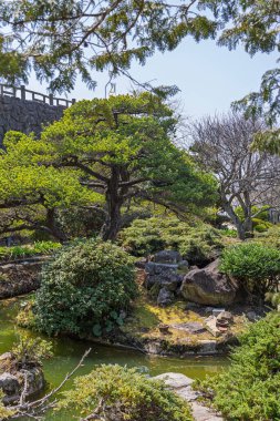 Japonya 'nın Nagasaki limanına bakan Minamiyamate tepesindeki Glover bahçesinin ve parkın manzarası.