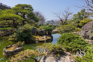 Japonya 'nın Nagasaki limanına bakan Minamiyamate tepesindeki Glover bahçesinin ve parkın manzarası.