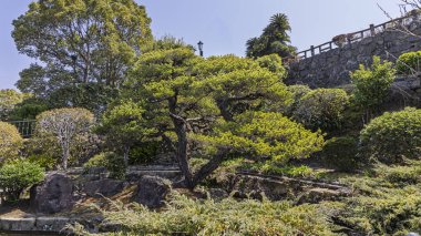 Japonya 'nın Nagasaki limanına bakan Minamiyamate tepesindeki Glover bahçesinin ve parkın manzarası.