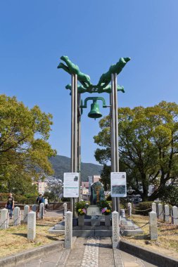 Nagasaki, Japonya - 23 Mart 2025: Nagasaki Dünya Barışı Çanı, Hopocenter Barış Parkı, 1945 yılında Nagasaki 'nin Japonya' daki Nagasaki 'de bombalanmasının anısına