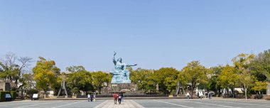 Nagasaki, Japonya - 23 Mart 2025: Barış heykelinin panoramik manzarası, Hopocenter barış parkı, 1945 yılında Nagasaki 'nin Japonya' daki Nagasaki 'de bombalanması anısına