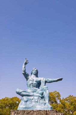 Nagasaki, Japonya - 23 Mart 2025: Barış heykeli, Hopocenter barış parkı, 1945 yılında Nagasaki 'nin Japonya' daki atom bombardımanı anısına