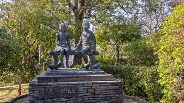 Nagasaki, Japonya - 23 Mart 2025: Güvercinli Remenbrance anıtı, Hopocenter barış parkı, 1945 yılında Nagasaki 'nin Japonya' daki Nagasaki kentindeki atom bombardımanı anısına