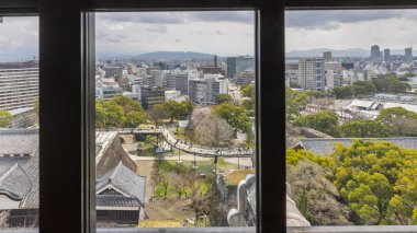 Kumamoto, Japonya - 24 Mart 2025: Japonya 'da Kumamoto Kalesi' nin yenilenmiş güzel penceresinden bakın