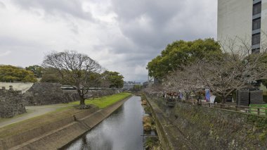 Kumamoto, Japonya 'daki güzel restore edilmiş Kumamoto kalesine giriş yolu.