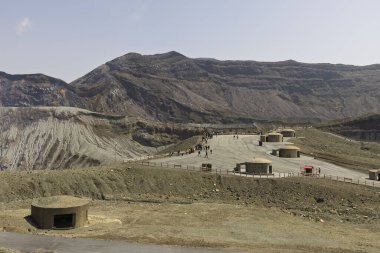 Japonya 'daki Aso Dağı ve Aso Kumamoto' daki Vulcano Krateri boyunca beton sığınaklar.