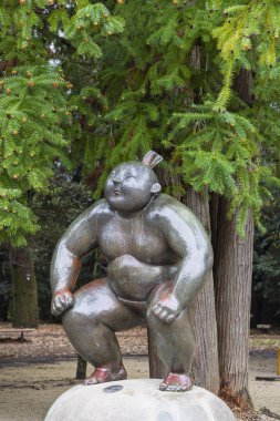 Kyoto, Japonya - 27 Mart 2025: Kyoto Botanik Bahçesi 'nde sumo güreşçisi heykeli ve Japonya' nın Kyoto kentinde park