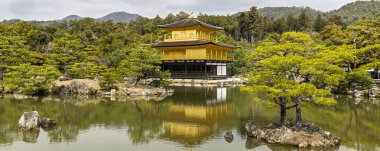 Kinkakuji Tapınağı 'nın (Altın Köşk) panoramik manzarası Japonya' nın Kyoto kentindeki gölete yansıdı.
