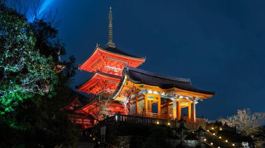 Japonya 'nın doğusundaki Kyoto ahşap tepelerdeki saf su tapınağı anlamına gelen güzel aydınlatılmış Kiyomizu-dera tapınağı.