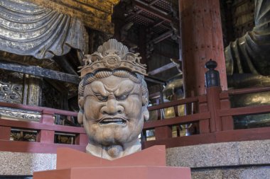 Nara, Japonya - Mach 28, 2025: Japonya 'daki Honshu adası Nara' daki Todai-ji Daibutsuden 'da (Büyük Buda Salonu) Nio muhafızlarının büyük baş heykelleri