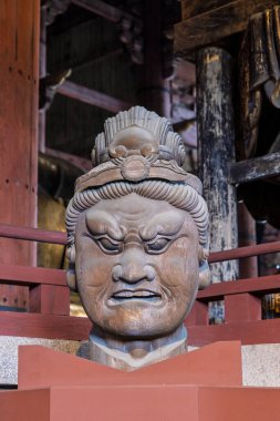 Nara, Japonya - Mach 28, 2025: Japonya 'daki Honshu adası Nara' daki Todai-ji Daibutsuden 'da (Büyük Buda Salonu) Nio muhafızlarının büyük baş heykelleri