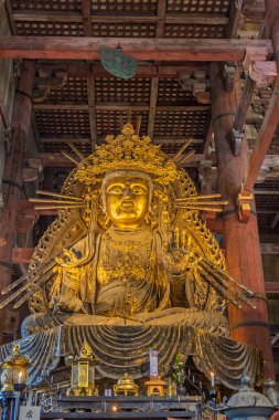Nara, Japonya - Mach 28, 2025: Japonya 'daki Honshu adası Nara' daki Todai-ji Daibutsuden 'da (Büyük Buda Salonu) güzel büyük altın Buda